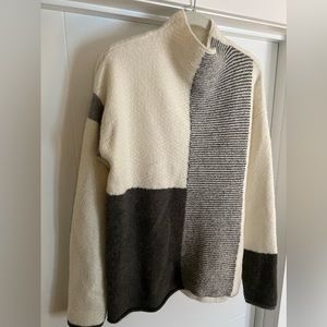 Mock Neck Cyrus Sweater w Cream & Grey Color Block - Size M